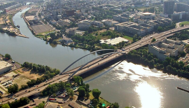 PHOENIX HESSEN VON OBEN, „Main, Rhein und Lahn“, am Montag (01.06.15) um 20:15 Uhr. Hessen von oben: Blick auf die Kaiserleibrücke in Offenbach. – Bild: PHOENIX/​HR