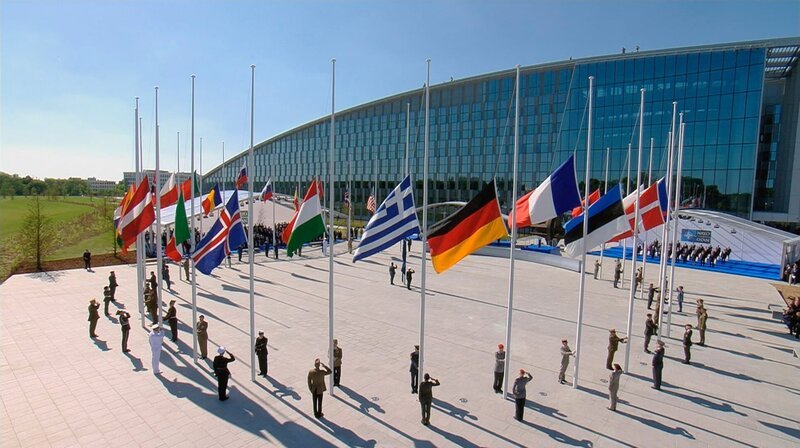 Seit 2017 hat das NATO-Hauptquartier seinen Sitz in einem Neubau im belgischen Brüssel. – Bild: phoenix/​ZDF/​Knut Muhsik
