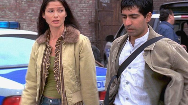 Wie ein Besessener arbeitet Bug (Ravi Kapoor) an einem Mordfall. So extrem, dass sich Kollegin Jordan (Jill Hennessy) schon Sorgen macht. – Bild: RTL /​ NBC Universal.