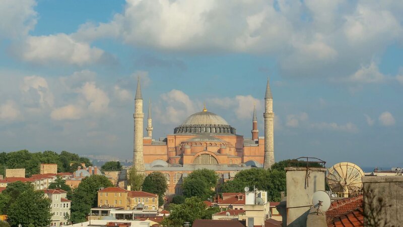 Das einstige Zentrum des Christentums: Jahrhundertelang prägt die Hagia Sophia in Istanbul die Architektur. Ihre monumentale Kuppel ruht lediglich auf vier Stützpfeilern. – Bild: zdf /​ © THE HISTORY CHANNEL /​ POND5