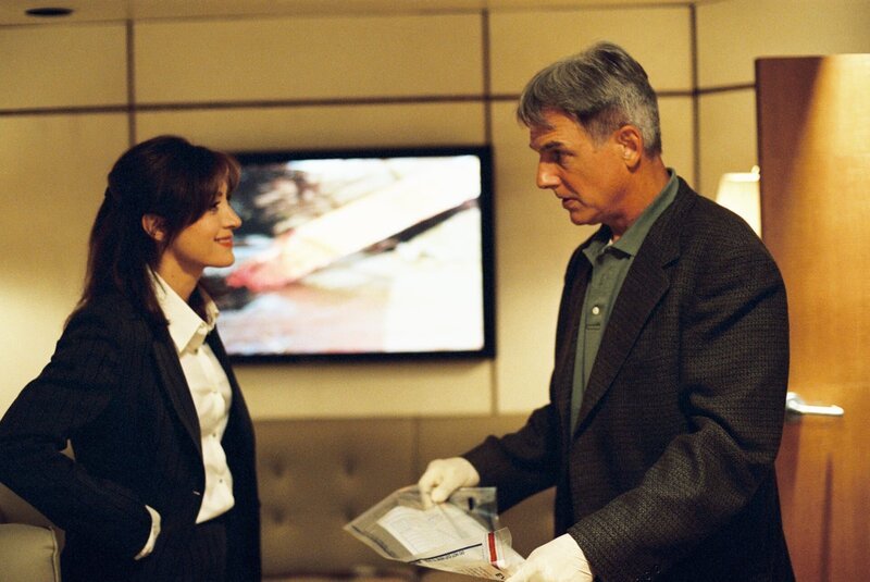 In seinem neuen Fall arbeitet Gibbs (Mark Harmon, r.) sehr eng mit Kate (Sasha Alexander, l.) zusammen, die mit Major Kerry, für den der Tote eingesprungen war, ein Verhältnis hatte … – Bild: CBS Television Lizenzbild frei
