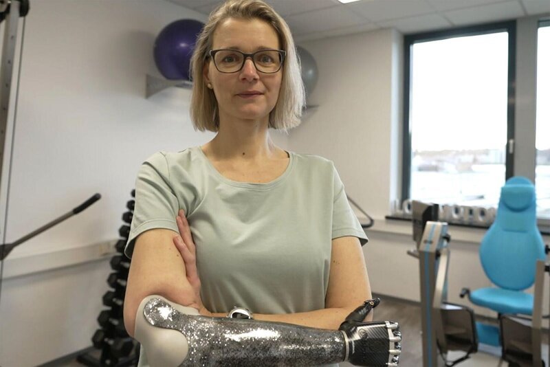 Katja Niedermark erklärt, wie eine KI-gesteuerte Unterarmprothese ihr zu einer höheren Lebensqualität verhilft. +++ – Bild: RTL /​ me:works /​ (Wie) macht KI unser Leben besser?