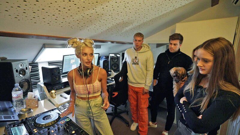 Davina (re.), Shania, Josh und Ozan besuchen Musikerin Lana, die als DJ, Schmuckdesignerin und Monaco-Celebrity erfolgreich ist – Bild: RTL Zwei