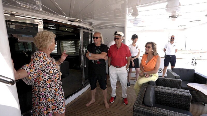 Oma Margret hat einiges an der Yacht Indigo Star auszusetzen. Laut ihr mufft es auf der Yacht. Außerdem benötigt Robert für das neue Haus in Saint-Tropez Palmen und Olivenbäume. Die sind in Spanien günstiger. – Bild: RTL Zwei