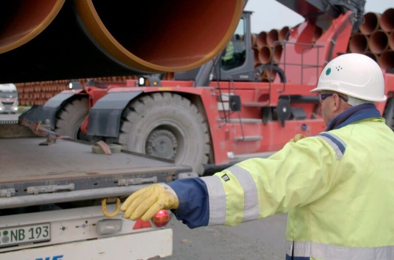 Der Ostseehafen Mukran gehörte zu den wichtigsten logistischen Knotenpunkten beim Bau der Gaspipeline Nord Stream 2. – Bild: MDR/Schulz & Wendelmann Der Ostseehafen Mukran gehörte zu den wichtigsten logistischen Knotenpunkten beim Bau der Gaspipeline Nord Stream 2. – Bild: MDR/Schulz & Wendelmann