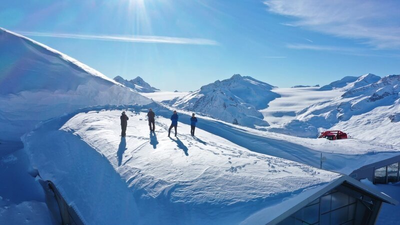 Snow Lords stehen auf dem Berg – Bild: Curiosity Channel