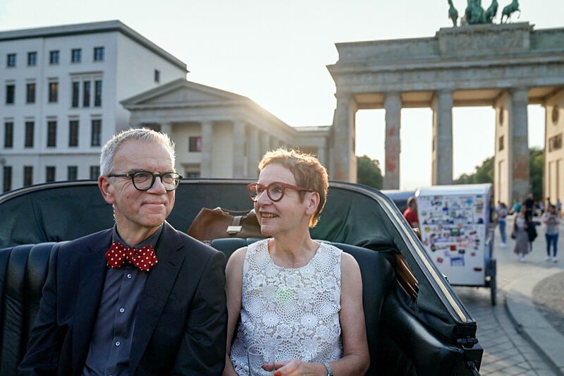 SRF bi de Lüt – Heimweh Staffel 6 Folge 2 An seinem letzten Tag in Berlin macht das Botschafter-Ehepaar Seger eine Tour mit einer Elektrokutsche. SRF – Bild: SRF1
