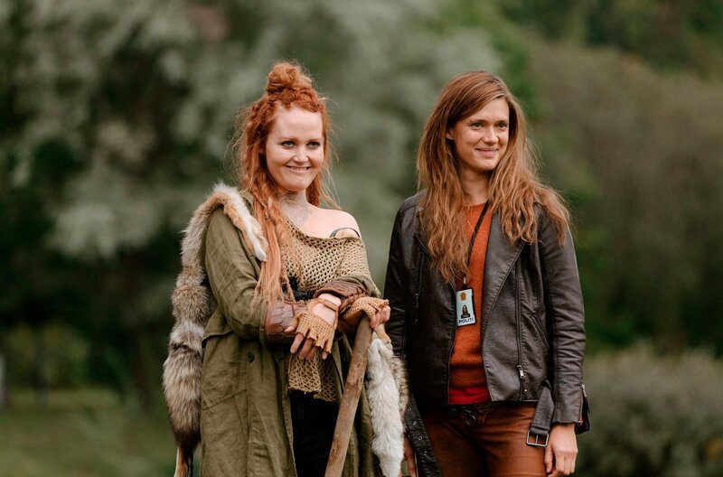 Früher Schildmaiden, heute Freundinnen: Alfhildr (Krista Kosonen, re.) und Urd (Ágústa Eva Erlendsdóttir). – Bild: HR/​HBO Nordic/​Eirik Evjen