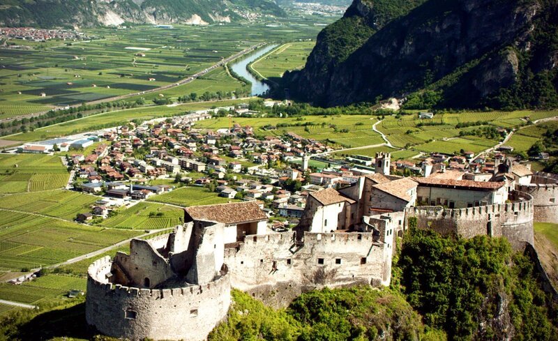 Castel Beseno liegt oberhalb der Etsch im Trentino. – Bild: SWR Castel Beseno liegt oberhalb der Etsch im Trentino. – Bild: SWR
