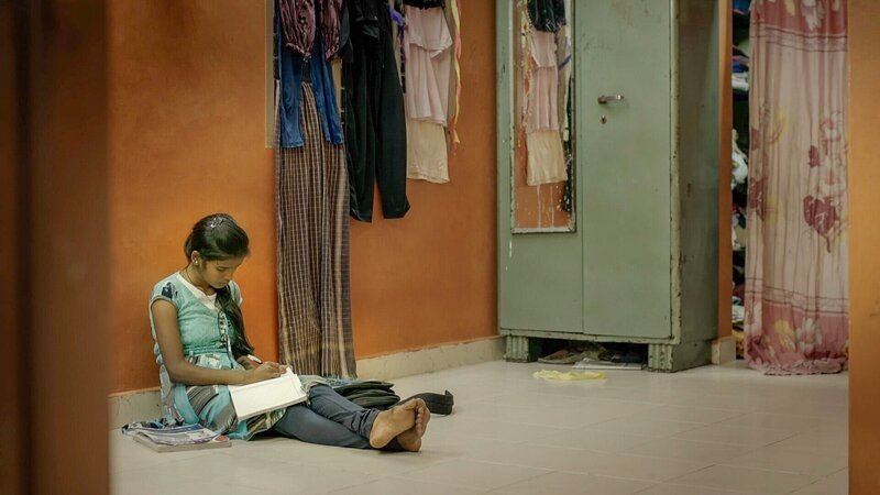 Amulpriya gehört mit ihren 20 Jahren schon zu den Älteren im „Mädchenhaus“ von Chennai. Längst will ihre Familie die junge Frau verheiraten. – Bild: ORF/​Journeyman TV/​ Natalia Preston/​© Isabelle Casez
