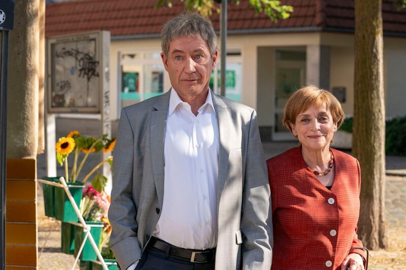 LetterBox /​ Oliver Feist /​ RTL Miss Merkel 2 – Tod auf dem Friedhof Angela (Katharina Thalbach) und Achim (Thorsten Merten) gehen durch Freudenstadt. – Bild: RTL /​ Oliver Feist