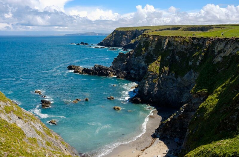 Cornwalls Nordküste mit seinen grandiosen Klippen (Archivfoto, Godrevy Point). – Bild: WDR/​Bavaria Entertainment GmbH/​Sarina Zilligers
