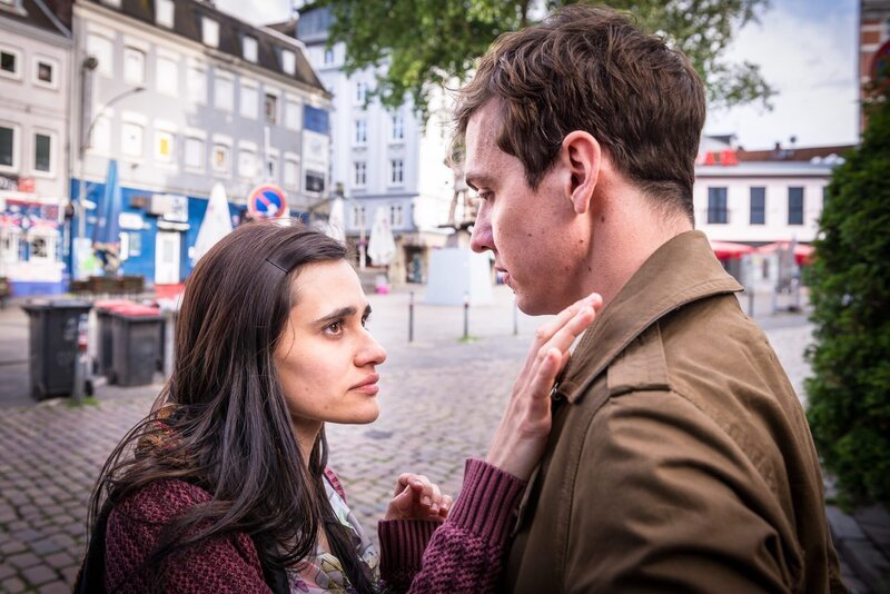 Auf der Flucht vor der Polizei stößt Olivia (Tania Feurich) mit Adrian (Niklas Kohrt) zusammen. – Bild: ZDF und Boris Laewen./​Boris Laewen