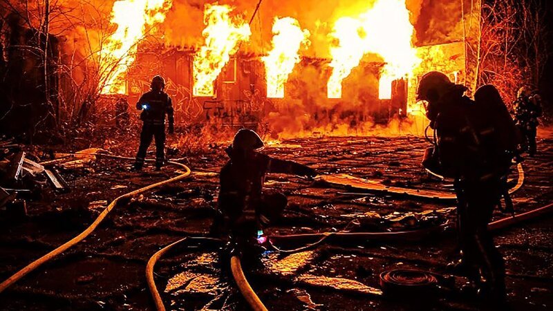 Ein Team von Feuerwehrleuten löscht einen Großbrand – Bild: Warner Bros. Discovery