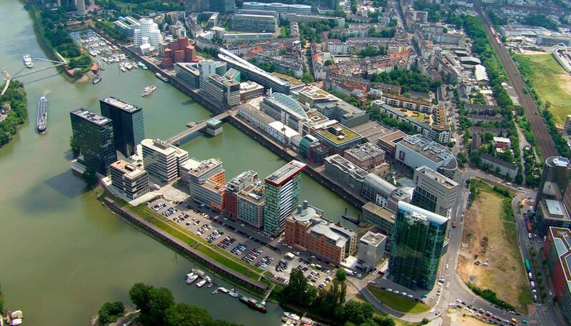 Die vom amerikanischen Star-Architekten Frank Gehry entworfenen Häuser am Neuen Zollhof wurden zunächst als „Blechdosen“ verspottet. Inzwischen sind sie das Wahrzeichen des neuen, modernen Düsseldorf. – Bild: SWR/​WDR/​Vidicom