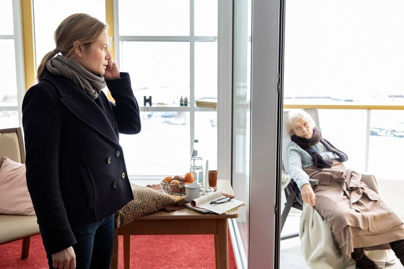 Ann Kathrin Klaasen (Julia Jentsch, l.) findet Gertrud Klocke (Angelika Thomas, r.) ermordet in einem Sessel vor. – Bild: ZDF und Sandra Hoever./​Sandra Hoever