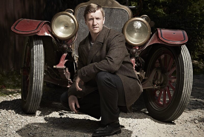 Henry Ford (Cary Donaldson) vor einem seiner Automobile – Bild: ZDF und Zach Dilgard