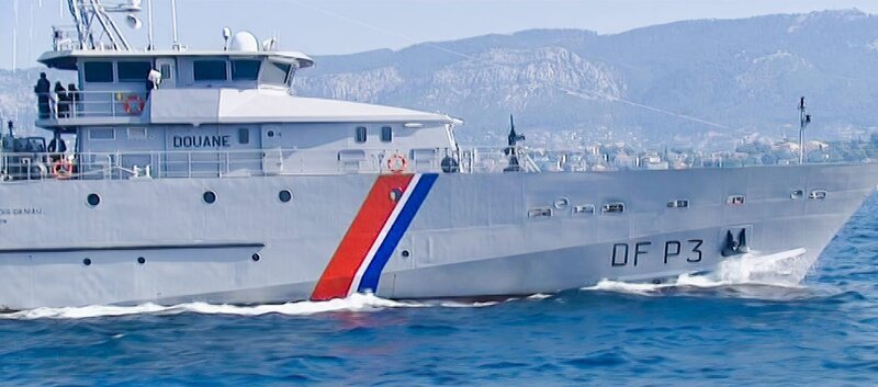 Der französische Zoll macht auf einem Segelboot in der Karibik einen Sensationsfund: 1,5 Tonnen Kokain. – Bild: ZDF und CAT & Cie /​ Incognita./​CAT & Cie /​ Incognita