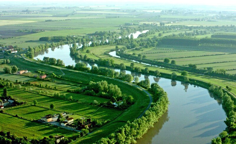 In großen Schleifen verläuft die Etsch durch die Po-Ebene, die von der Landwirtschaft geprägt ist. – Bild: SWR /​ SWR