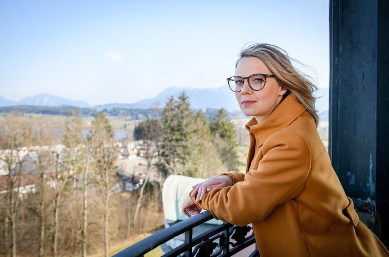 Josie (Lena Conzendorf) wartet auf demTurm auf Paul. – Bild: ARD/​Christof Arnold