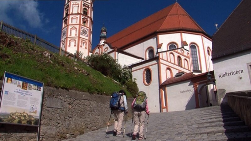 Das Pilgerpaar Monika und Reinhold Hanna im Kloster Andechs. – Bild: BR/​Werner Teufl