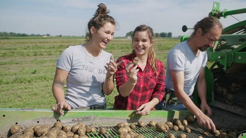 Auf dem Kartoffelroder, der Kartoffelerntemaschine, sortieren Anna (Mitte) und Andrea faule Kartoffeln und Steine aus. – Bild: BR/​TEXT+BILD Medienproduktion GmbH & Co. KG