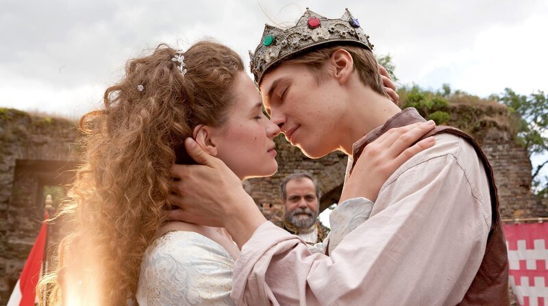Endlich können sich Prinzessin Friederike (Marlene Tanczik) und Prinz Lennard (Gustav Schmidt) küssen. – Bild: WDR/​Kai Schulz