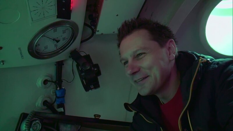 André sinkt mit einem ganz kleinen U-Boot zum Meeresgrund und entdeckt viele kleine Seesterne. – Bild: WDR