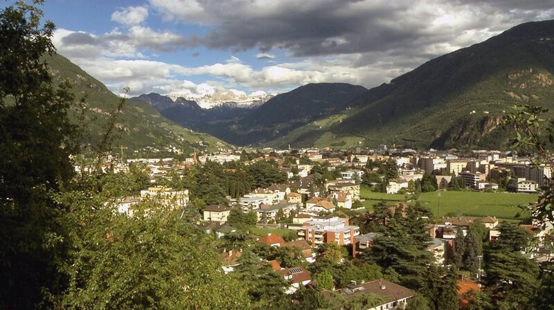 Blick auf Bozen. – Bild: HR/​C&S Filmproduktion