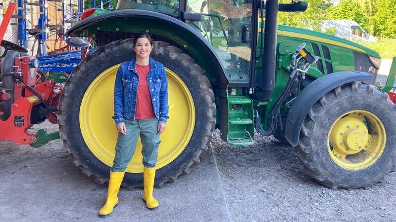 Ganz schön groß so ein Traktorreifen. Mit etwas über 1 Meter 60 ist Anna nur eine Haaresspitze größer. – Bild: BR/​TEXT+BILD Medienproduktion GmbH & Co. KG