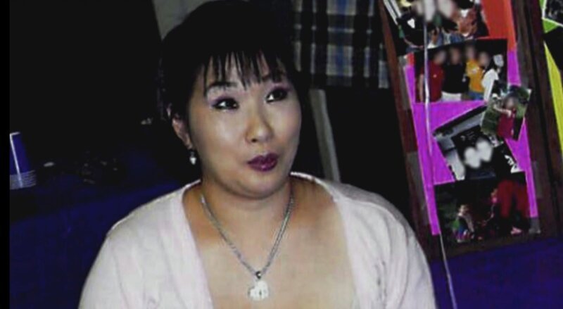 Misook Wang ist besorgt: Könnte ihre Schwiegermutter von Gangmitgleidern entführt worden sein? – Bild: Super RTL