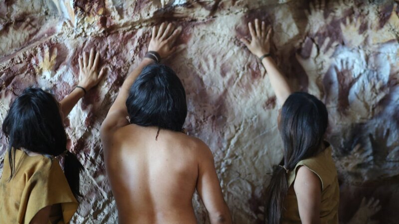 In der Cueva de las Manos, der Höhle der Hände, in Süd-Argentinien wurden neben anderen Malereien unzählige Handabdrücke von Menschen gefunden. Diese Höhlenmalerei wird auf 7000 bis 1000 vor Christus datiert. – Bild: ZDF und 1491 Productions Inc../​1491 Productions Inc.