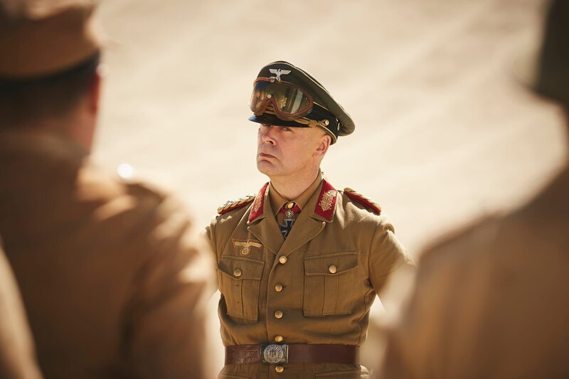 Erwin Rommel (Matthias Matschke) hat seiner Truppe einiges zu sagen. – Bild: ZDF und Kristof Galgoczi Nemeth./​Kristof Galgoczi Nemeth