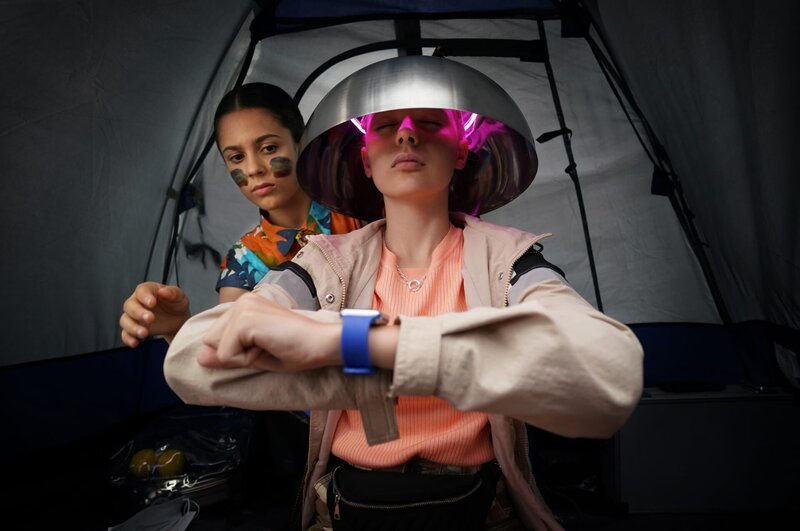 Prisha (Holly Simon, li.) schleicht sich in Ivankas Zelt, um ihre Hightech-Uhr zu stibitzen. Dort vermutet sie den Trainingsplan der Volkovs. – Bild: SWR/​Northern Pictures 2020