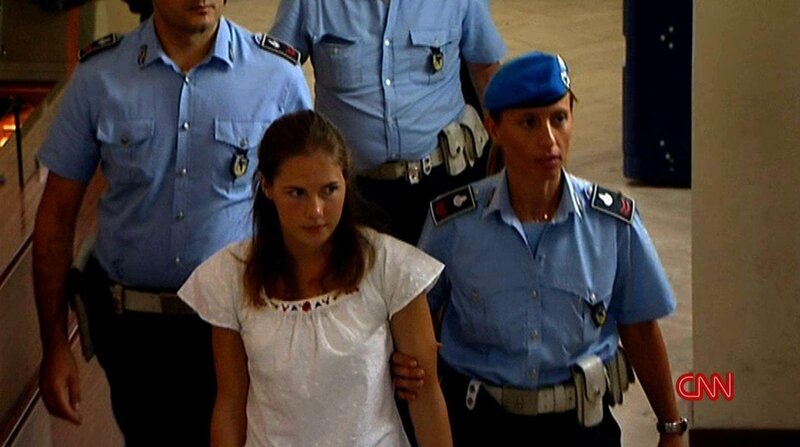 Amanda Knox (l.) wird für die Mord an ihrer Mitbewohnerin vor Gericht gestellt. – Bild: RTL Crime