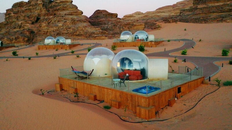 Das Bubble Luxotel in der jordanischen Wüste besteht aus 20 Kunststoff-Kuppeln. – Bild: ZDF und 2022 Cable News Network and Zero Point Zero./​2022 Cable News Network and Zero