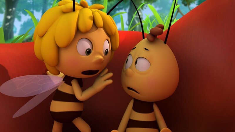 Maja und Willi beobachten eine seltsame Wespe. – Bild: ZDF/​Studio100 Animation