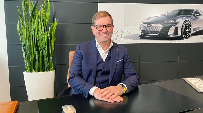Da konnte er noch lachen. Markus Duesmann in seinem Büro. Wenige Monate später wurde er als Audi Chef entlassen – Bild: ZDF und WDR/​Graef Screen Productions GmbH./​ Honorarfrei – nur für diese Sendung inkl