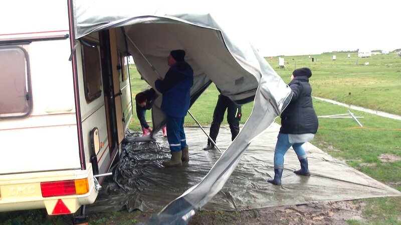 In Harlesiel können die Camper direkt hinterm Deich ihr Urlaubsdomizil aufschlagen. – Bild: NDR