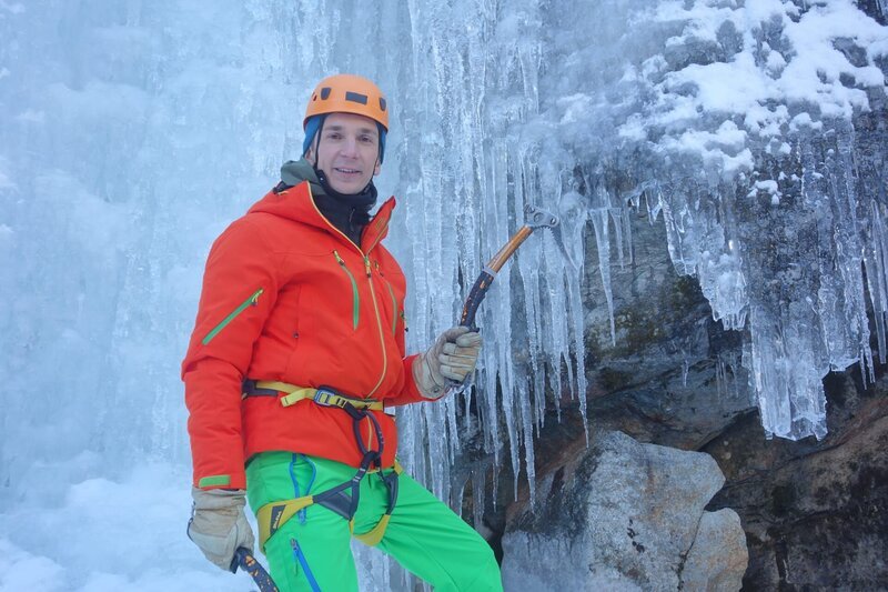 Für „pur+“-Moderator Eric Mayer geht es zum Eisklettern nach Österreich. Bei Minusgraden muss er einen eingefrorenen Wasserfall erklimmen. Wie hoch wird er kommen? – Bild: ZDF/​Sandra Palm