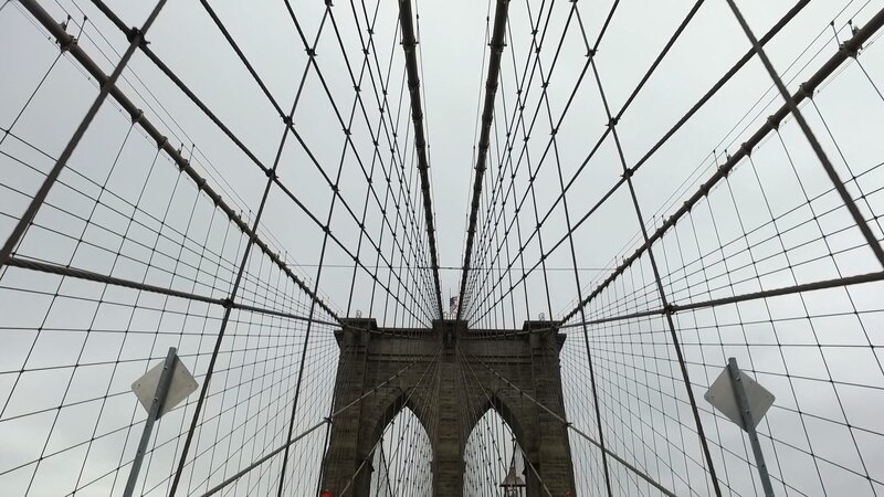 Die Brooklyn Bridge in New York zählt zu den bekanntesten Brücken weltweit. Chefingenieur war der deutschstämmige John August Roebling. – Bild: ZDF und 2P2L./​2P2L