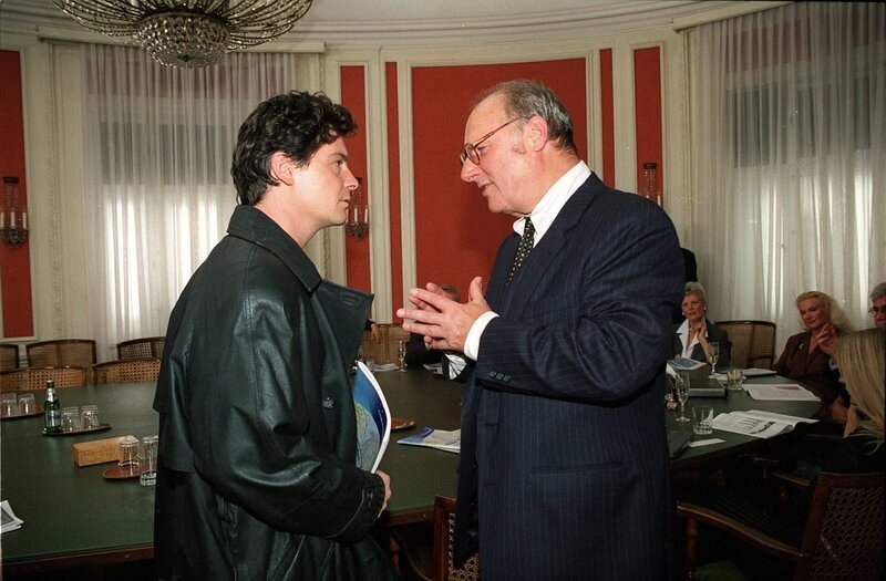 Sebastian Reidinger erfährt vom Präsidenten, dass er um sein Geld betrogen worden ist (v.li.: Fritz Karl, Thomas Darchinger). – Bild: ORF/​Dor-Film/​Petro Domenigg