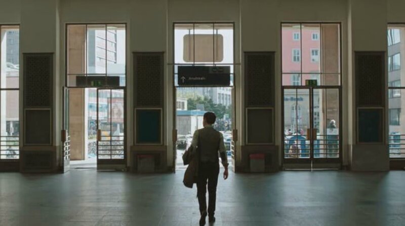 Maximilian Maier verlässt den Hauptbahnhof München. – Bild: BR/​Juno Film UG/​Sebastian Bolenius