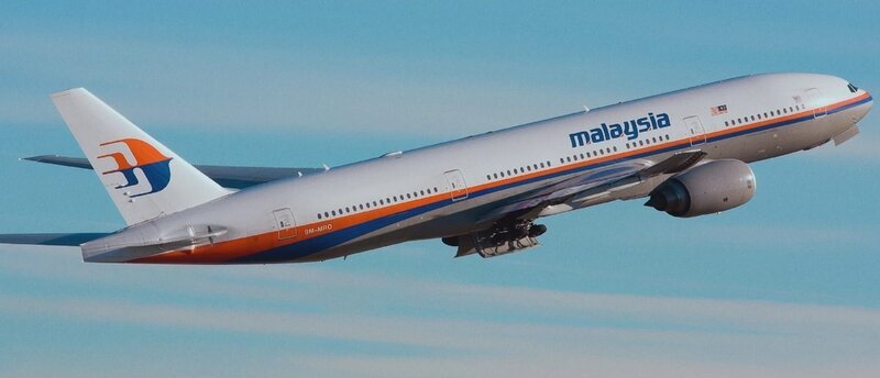 8. März 2014: Flug MH370 verschwindet auf seinem Weg von Kuala Lumpur nach Peking plötzlich vom Radar. – Bild: ZDF und 2024 FEDERATION STUDIO FRANCE /​ SO IN LOVE – ALL RIGHTS RESERVED./​2024 FEDERATION STUDIO FRANCE