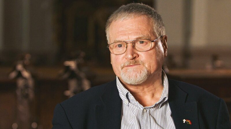 Der katholische Priester Franz Harant leitet in Linz die Regenbogenpastoral Österreich. – Bild: ORF/​Metafilm