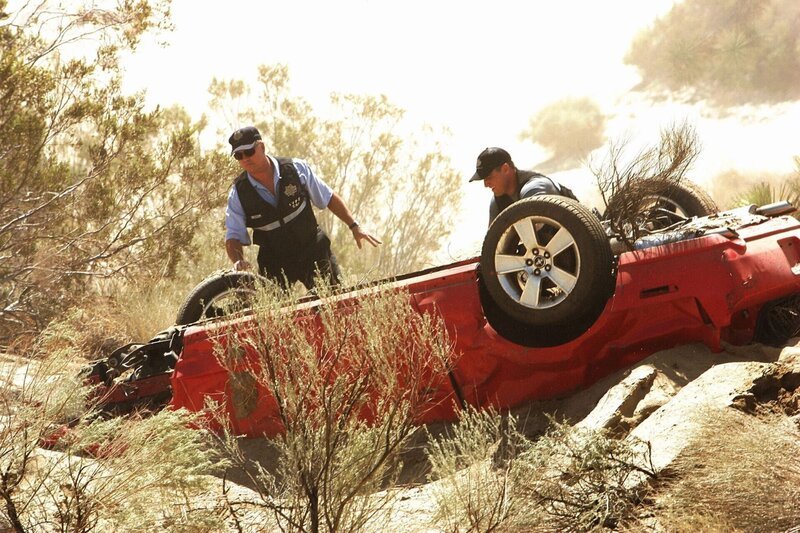 Gil Grissom (William Petersen, l.) und Nick Stokes (George Eads) haben tatsächlich das Autowrack in der Wüste gefunden, doch von Sara keine Spur. Wird das Team ihre bereits bewusstlose Kollegin noch rechtzeitig finden? – Bild: RTL /​ CBS