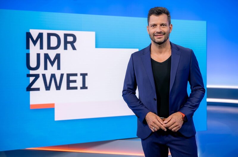 MITTELDEUTSCHER RUNDFUNK MDR um ZWEI Moderator Stefan Bernschein © MDR/​Andreas Lander, honorarfrei – Verwendung gemäß der AGB im engen inhaltlichen, redaktionellen Zusammenhang mit genannter MDR-Sendung und bei Nennung „Bild: MDR/​Andreas Lander“ (S2+). MDR/​HA Kommunikation, 04360 Leipzig, Tel: (0341) 300 6477 oder – 6463 – Bild: MDR/​Andreas Lander /​ MDR/​HA Kommunikation