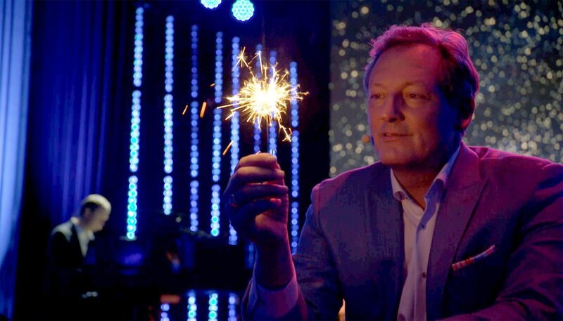 Zauberhafte Momente rund um das Thema Mensch: Eckart von Hirschhausen in „Mensch, Hirschhausen!“ – Bild: WDR