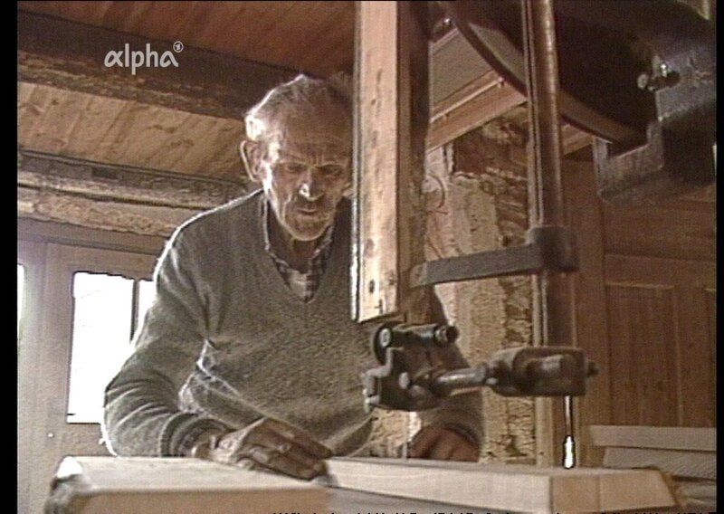 Der 81-jährige Wagner Friedrich Kaiser aus Niederbayern baut noch einmal ein Rad – sein Letztes, so wie er es vor 65 Jahren bei seinem Meister gelernt hat. – Bild: BR