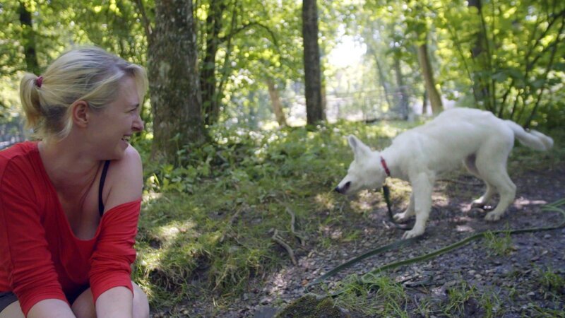 Claudia Sitter mit Ihrem weißen Schäferhund Ivy – Bild: RTLup